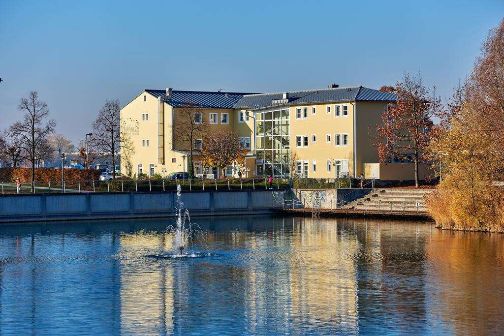 Hotel Am See Neutraubling Exteriör bild